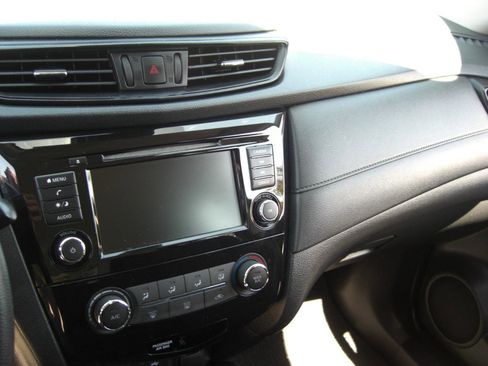 Used 2019 Nissan Rogue S image 7