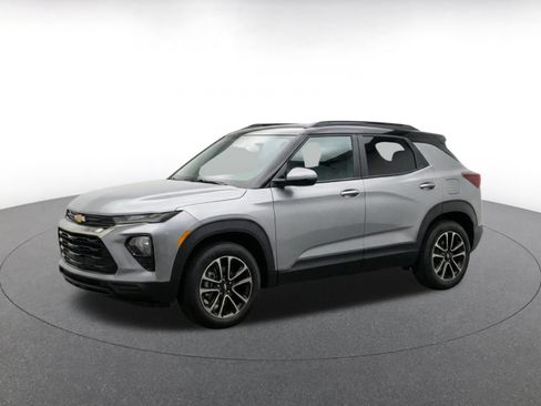 Used 2025 Chevrolet TrailBlazer LT FWD image 3