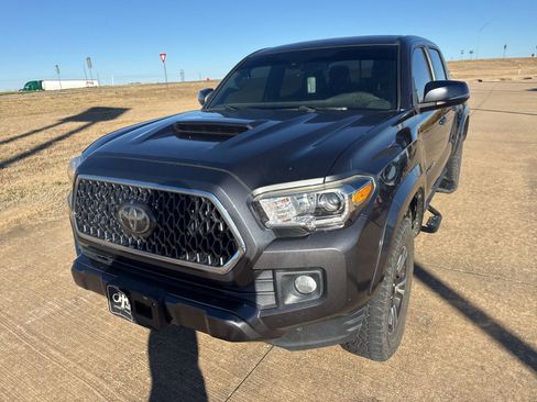 Used 2018 Toyota Tacoma TRD Sport image 3