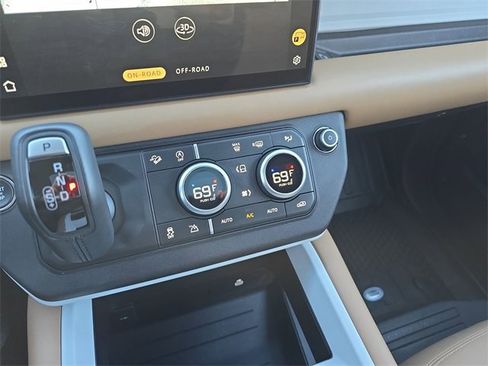 Used 2025 Land Rover Defender 110 S image 26