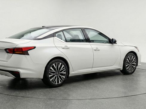 Used 2025 Nissan Altima 2.5 SV FWD image 9