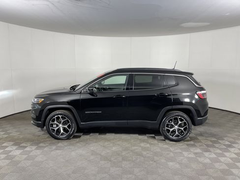 Used 2024 Jeep Compass Limited image 3