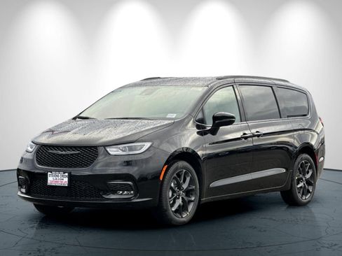 New 2026 Chrysler Pacifica Select w/ S Appearance Package image 8