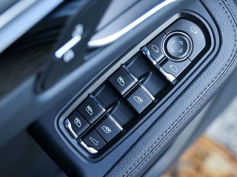 Certified 2025 Porsche Macan image 24