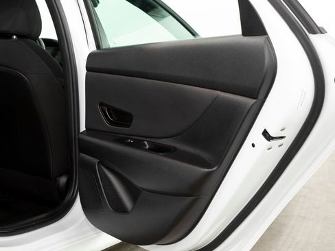 Used 2025 Hyundai Elantra SEL image 17