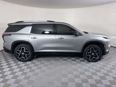 Used 2025 Chevrolet Traverse High Country image 2