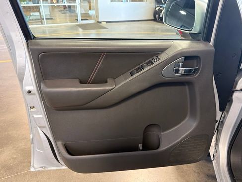 Used 2011 Nissan Frontier PRO-4X w/ Pro-4x Luxury Pkg AWD/4WD image 23