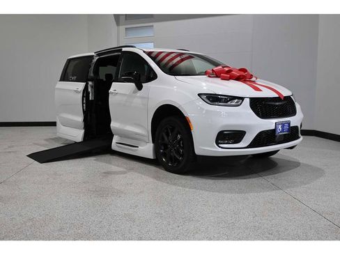 Used 2024 Chrysler Pacifica Touring-L w/ Uconnect Theater Family Group image 2