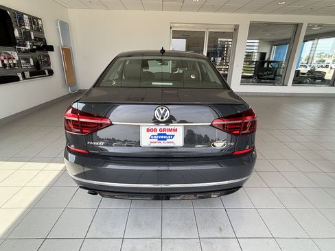 Used 2017 Volkswagen Passat 1.8T R-Line w/ R-Line Lighting Package FWD image 8