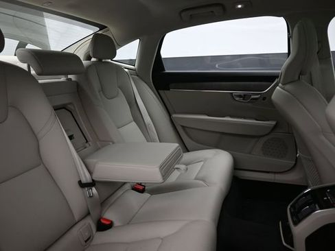 Used 2023 Volvo S90 B6 Plus image 32