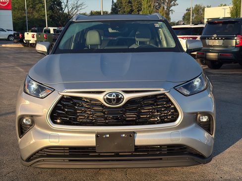 Used 2022 Toyota Highlander XLE AWD/4WD image 3