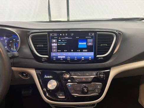 Used 2023 Chrysler Pacifica Touring-L image 30