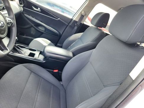 Used 2017 Kia Sorento FWD image 12