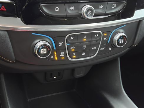 Used 2021 Chevrolet Traverse LT image 26