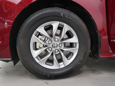 Used 2021 Toyota Sienna XLE AWD/4WD image 30