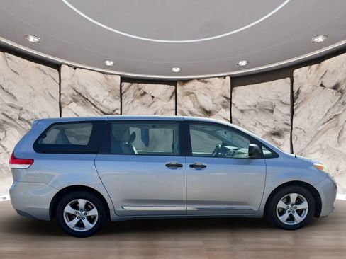 Used 2011 Toyota Sienna w/ Towing Pkg FWD image 4