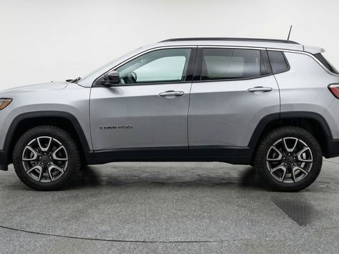 Used 2025 Jeep Compass Trailhawk image 5