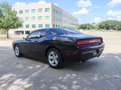 Used 2014 Dodge Challenger SXT RWD image 5
