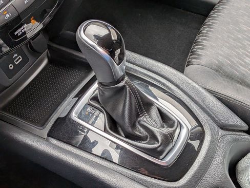 Used 2020 Nissan Rogue SV AWD/4WD image 25
