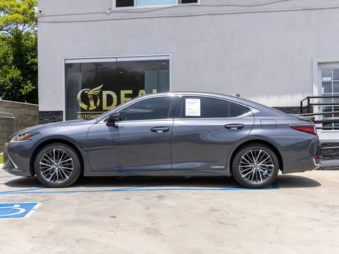 Used 2022 Lexus ES 300h w/ Accessory Package FWD image 9