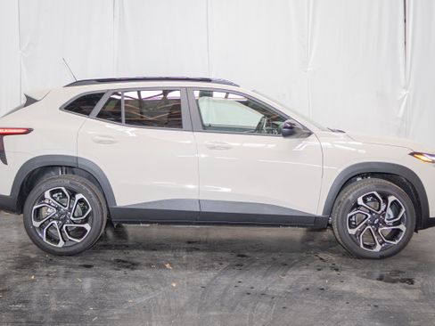 New 2026 Chevrolet Trax RS w/ Sunroof Package image 4