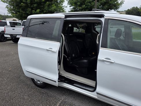 Used 2019 Chrysler Pacifica Touring-L FWD image 15