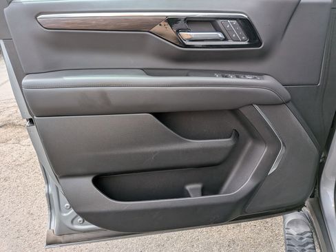 Used 2025 Chevrolet Suburban Z71 AWD/4WD image 15