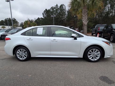 Used 2023 Toyota Corolla LE image 3