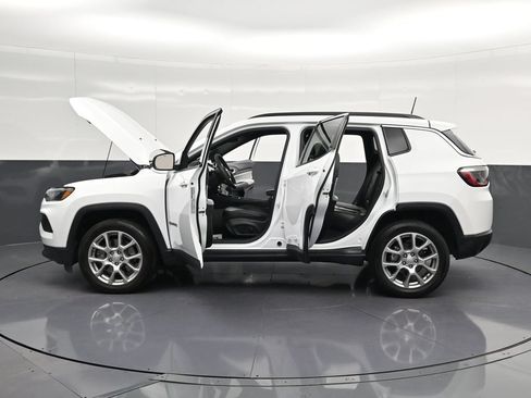 Used 2024 Jeep Compass Latitude AWD/4WD image 41