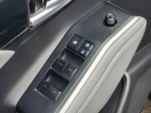 Used 2021 Toyota Highlander XLE AWD/4WD image 17