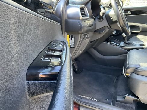 Used 2017 Kia Sorento SX image 19