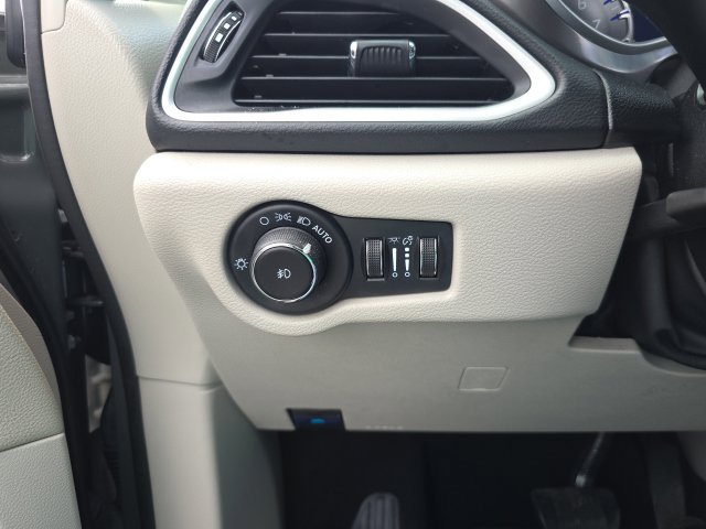 Used 2023 Chrysler Pacifica Touring-L FWD image 16