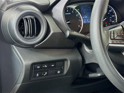 Used 2020 Nissan Kicks S image 19