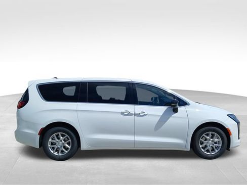 New 2027 Chrysler Pacifica Select FWD image 6