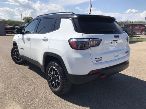 Used 2024 Jeep Compass Trailhawk image 5