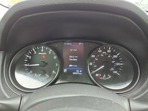 Used 2018 Nissan Rogue SV image 16