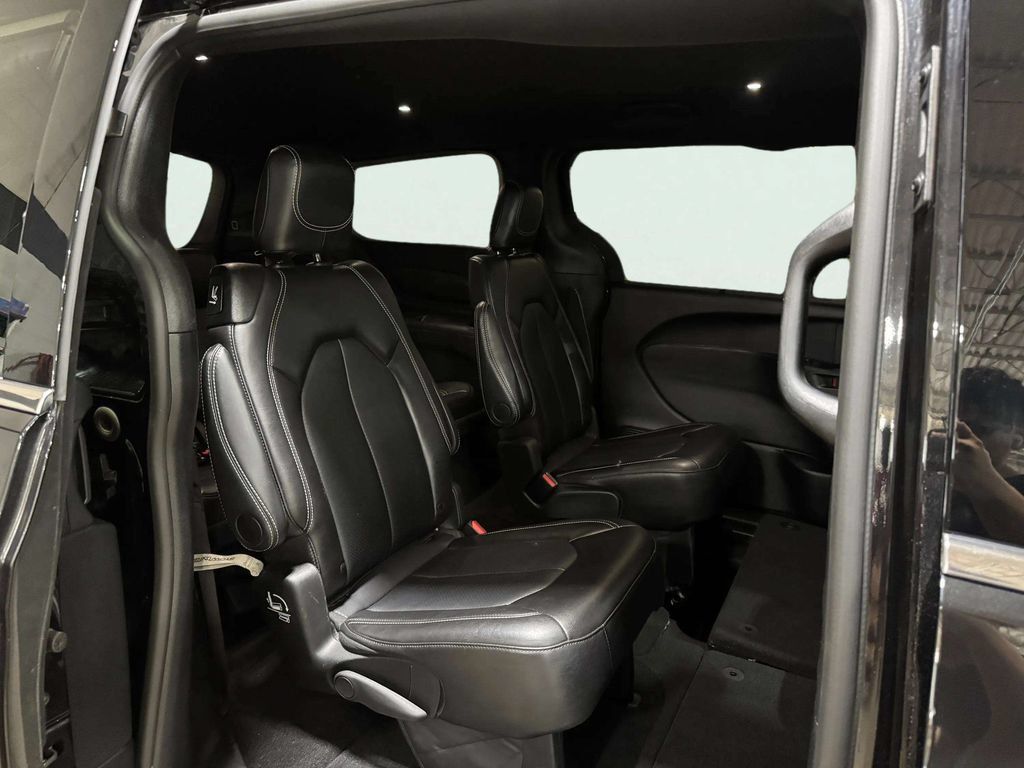 Used 2025 Chrysler Pacifica Select FWD image 25