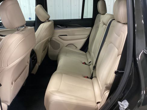 Used 2024 Jeep Grand Cherokee Limited w/ Luxury Tech Group II image 38