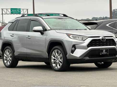 Used 2019 Toyota RAV4 XLE Premium image 9