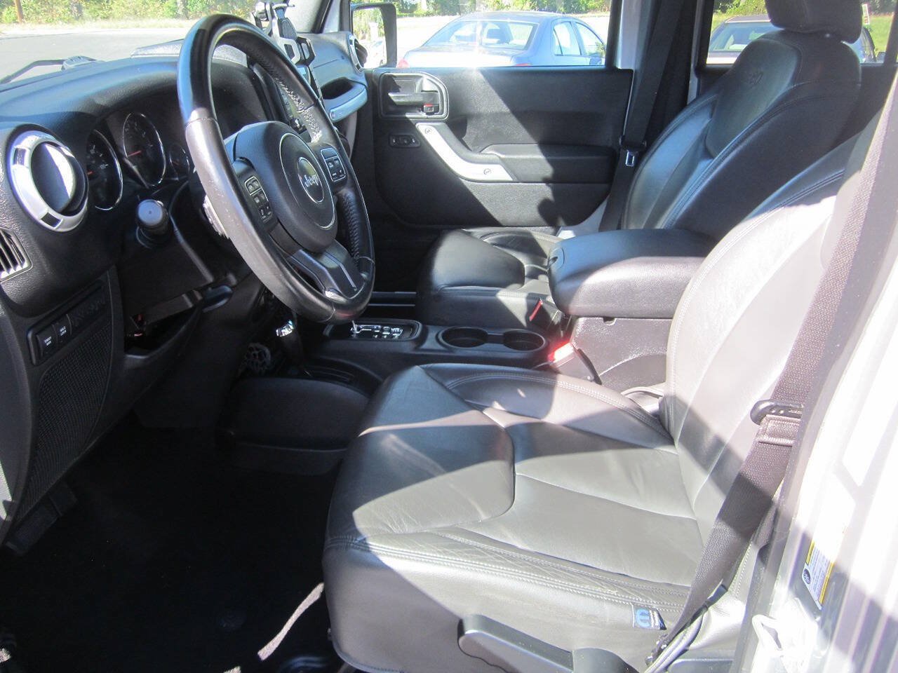 Used 2016 Jeep Wrangler Unlimited Rubicon w/ Max Tow Package AWD/4WD image 10
