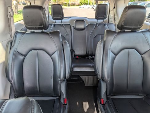 Used 2023 Chrysler Pacifica Touring-L FWD image 13