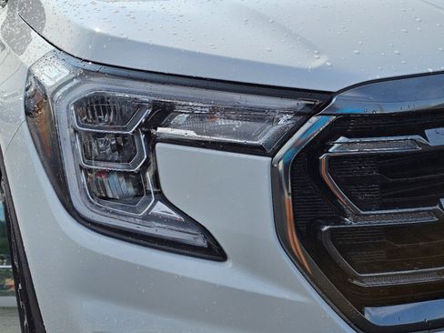 Used 2024 GMC Terrain AT4 image 9