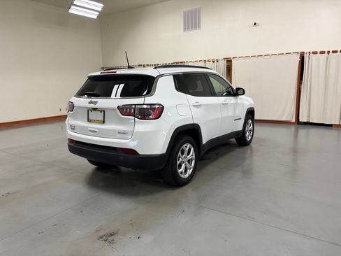 Used 2024 Jeep Compass Latitude AWD/4WD image 8
