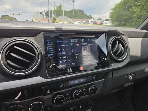 Used 2017 Toyota Tacoma TRD Sport AWD/4WD image 20