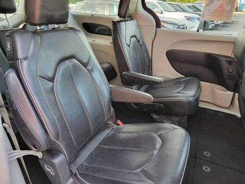 Used 2020 Chrysler Pacifica Limited image 11
