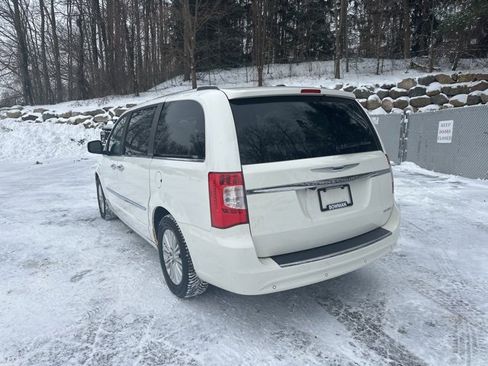 Used 2013 Chrysler Town & Country Limited w/ Luxury Group image 3