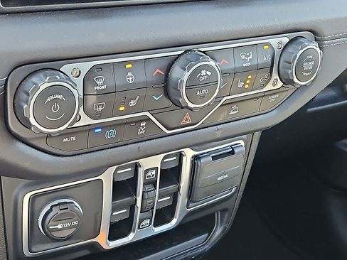 Used 2025 Jeep Wrangler Unlimited Sahara AWD/4WD image 23