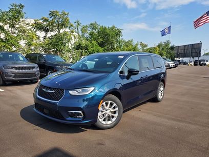 New 2025 Chrysler Pacifica Select
