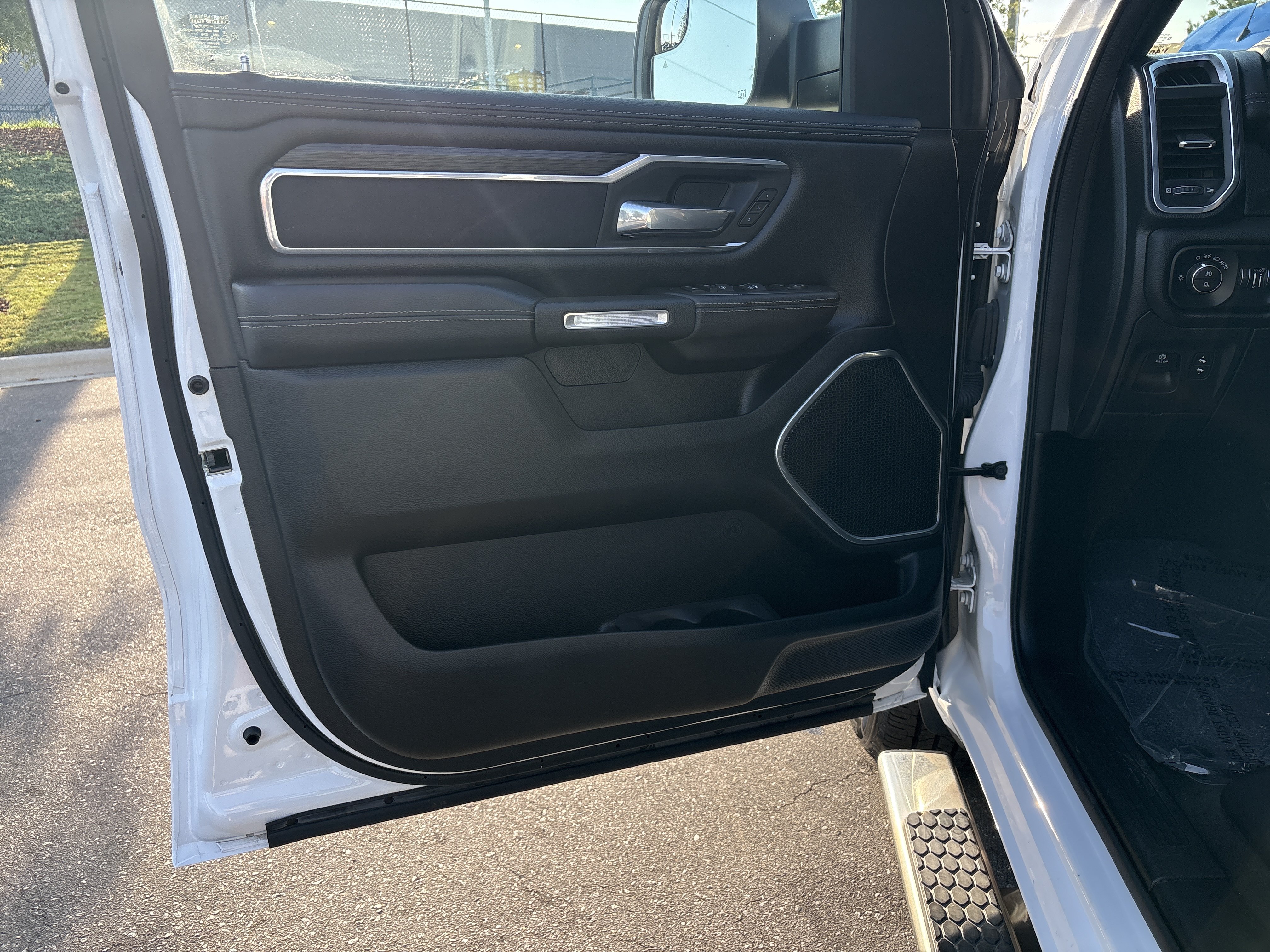 Used 2023 RAM 1500 Laramie AWD/4WD image 15