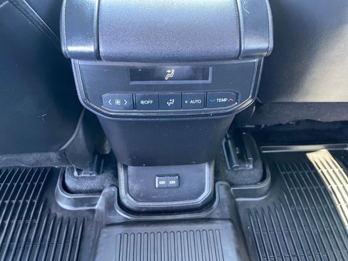 Used 2023 Toyota Highlander XLE AWD/4WD image 19